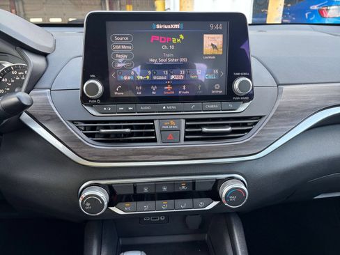 Used 2025 Nissan Altima 2.5 SV FWD image 17