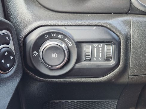 Used 2022 Jeep Wrangler Unlimited Sahara AWD/4WD image 29