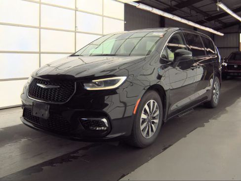 Used 2023 Chrysler Pacifica Touring-L FWD image 1