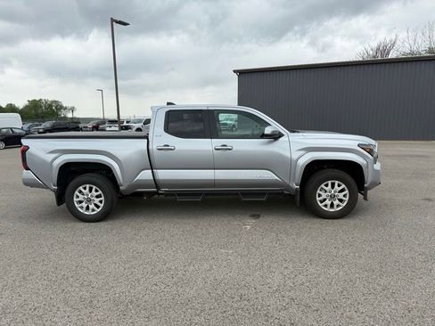 Used 2025 Toyota Tacoma SR5 AWD/4WD image 5
