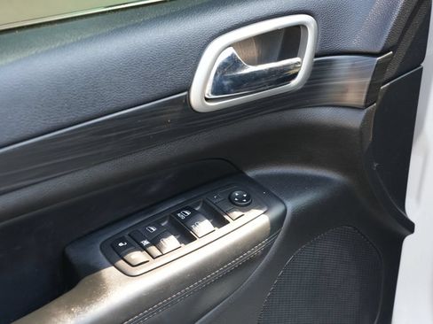 Used 2019 Jeep Grand Cherokee Altitude AWD/4WD image 11