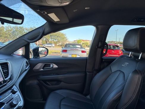 Used 2024 Chrysler Pacifica Select image 22