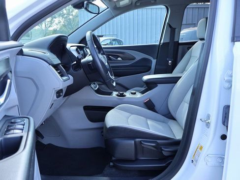 Used 2024 GMC Terrain SLE image 7