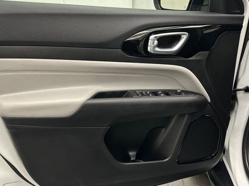 Used 2023 Jeep Compass Limited image 16