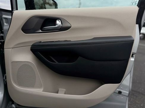 Certified 2024 Chrysler Pacifica Touring-L image 15