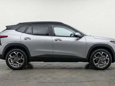 Used 2025 Chevrolet Trax LT w/ LT Convenience Package FWD image 11