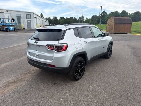 Used 2025 Jeep Compass Latitude w/ Convenience Group AWD/4WD image 3
