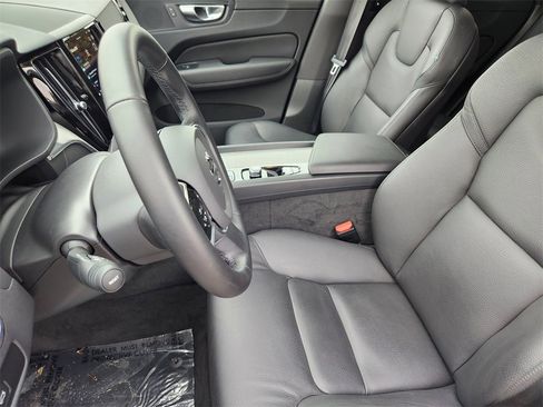 Used 2025 Volvo XC60 B5 Plus image 5
