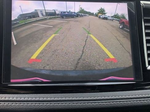 Used 2024 Chrysler Pacifica Limited FWD image 15