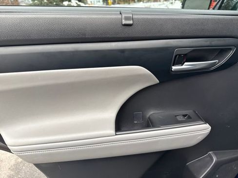 Used 2023 Toyota Highlander L image 16
