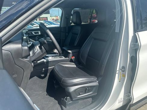 Used 2023 Ford Explorer XLT w/ Equipment Group 202A RWD image 11