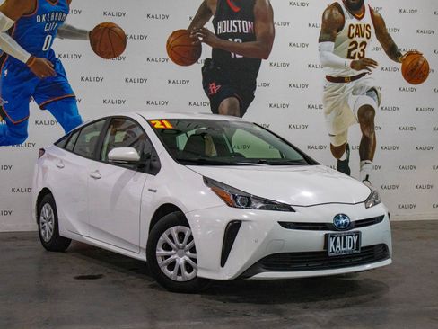 Used 2021 Toyota Prius LE FWD image 2