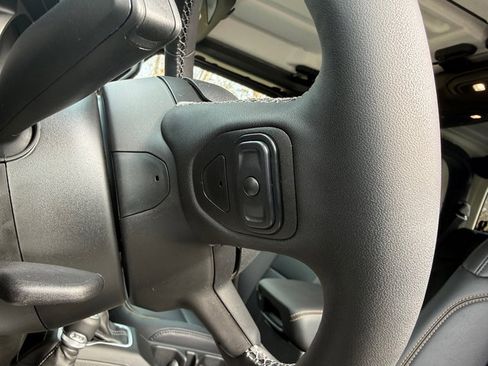 Used 2025 Jeep Gladiator Sport image 18