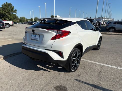 Used 2021 Toyota C-HR XLE FWD image 3