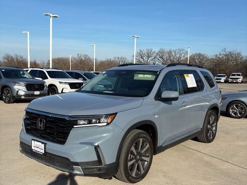 Used 2025 Honda Pilot Touring image 1