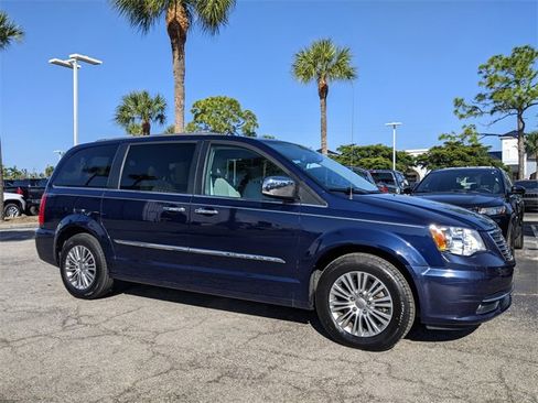 Used 2014 Chrysler Town & Country Touring-L w/ Driver Convenience Group image 2