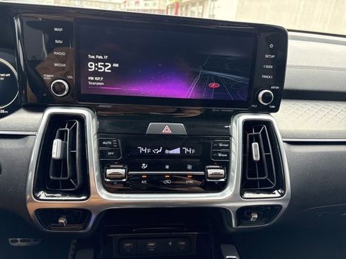 Certified 2022 Kia Sorento SX image 11
