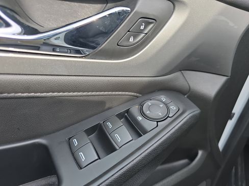 Used 2023 Chevrolet Traverse LT image 19