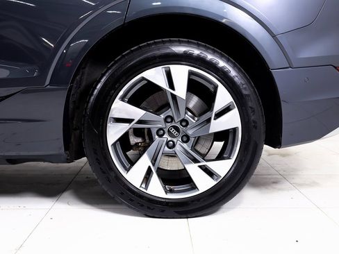 Used 2022 Audi e-tron Premium Plus image 25