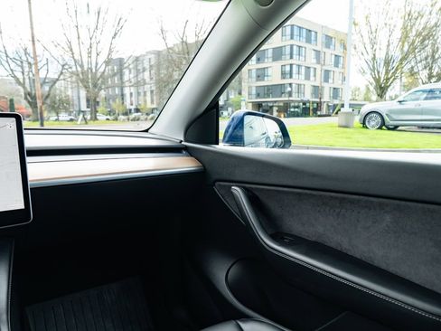 Used 2022 Tesla Model Y Long Range image 11