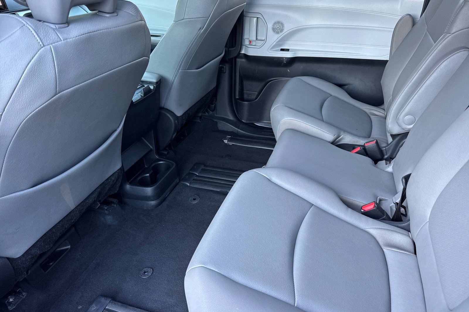 Used 2026 Toyota Sienna XLE FWD image 27