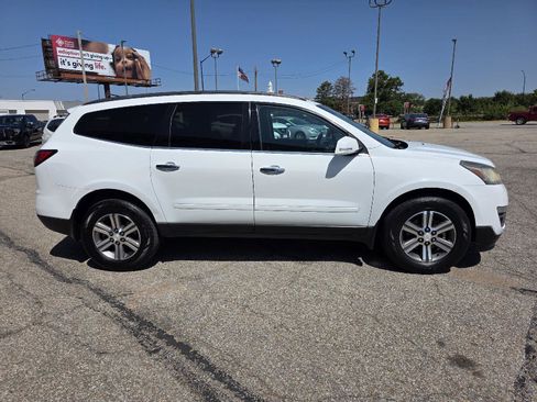 Used 2017 Chevrolet Traverse LT FWD image 4