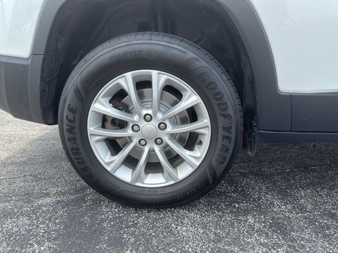 Used 2019 Jeep Cherokee Latitude w/ Popular Appearance Group AWD/4WD image 22