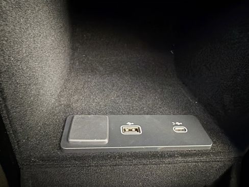 Used 2022 Land Rover Range Rover Velar R-Dynamic S image 31