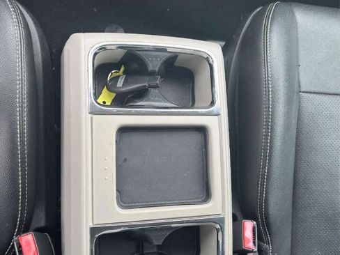 Used 2016 Chrysler Town & Country Touring-L FWD image 16