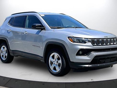 Used 2024 Jeep Compass Latitude AWD/4WD image 2