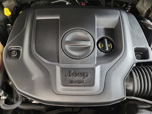 Used 2023 Jeep Grand Cherokee Overland RWD image 10