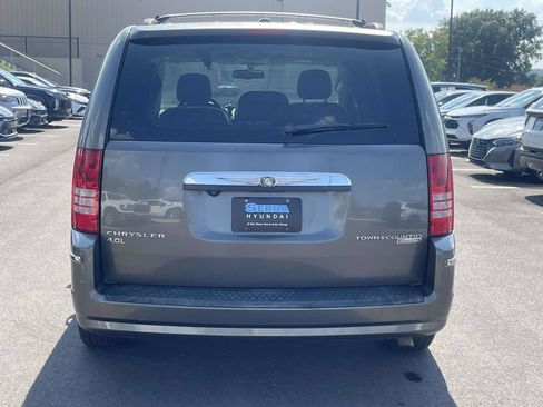 Used 2010 Chrysler Town & Country Touring FWD image 4