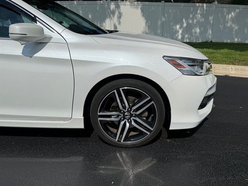 Used 2016 Honda Accord Touring image 12