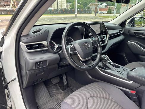 Used 2023 Toyota Highlander LE AWD/4WD image 13