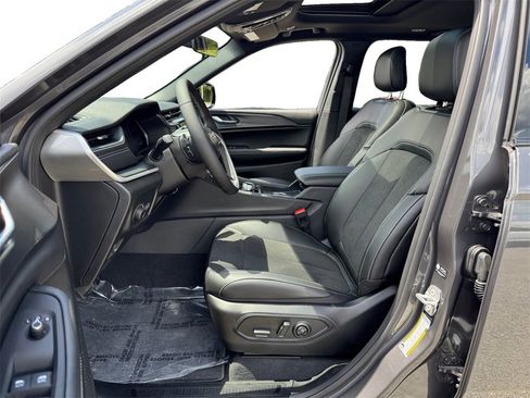 New 2025 Jeep Grand Cherokee Altitude image 9