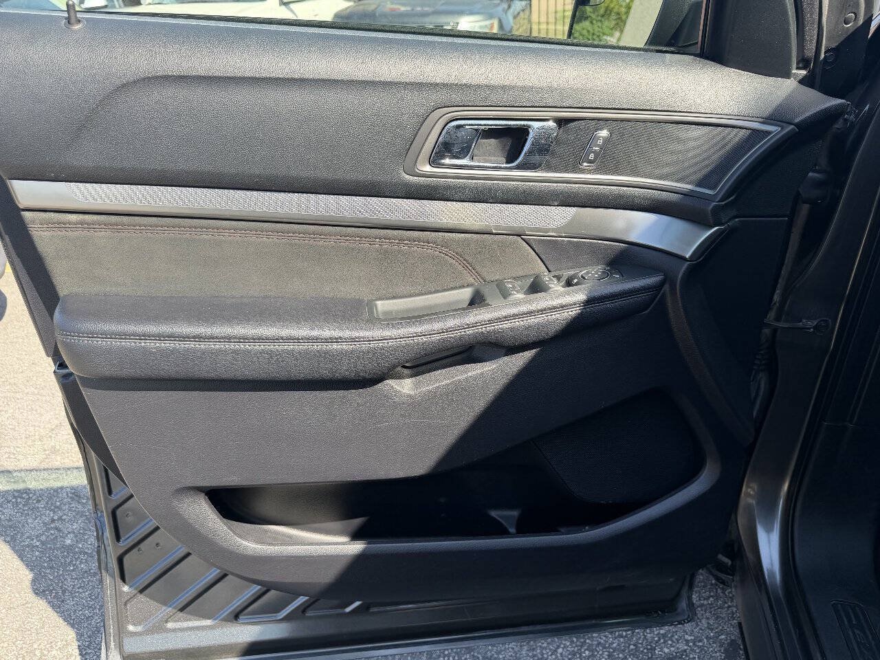 Used 2018 Ford Explorer XLT w/ Equipment Group 202A FWD image 8