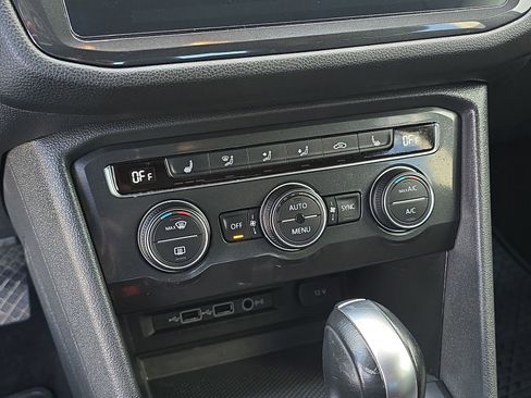 Used 2018 Volkswagen Tiguan SE image 26