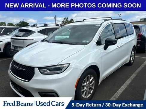 Used 2024 Chrysler Pacifica Touring FWD image 2