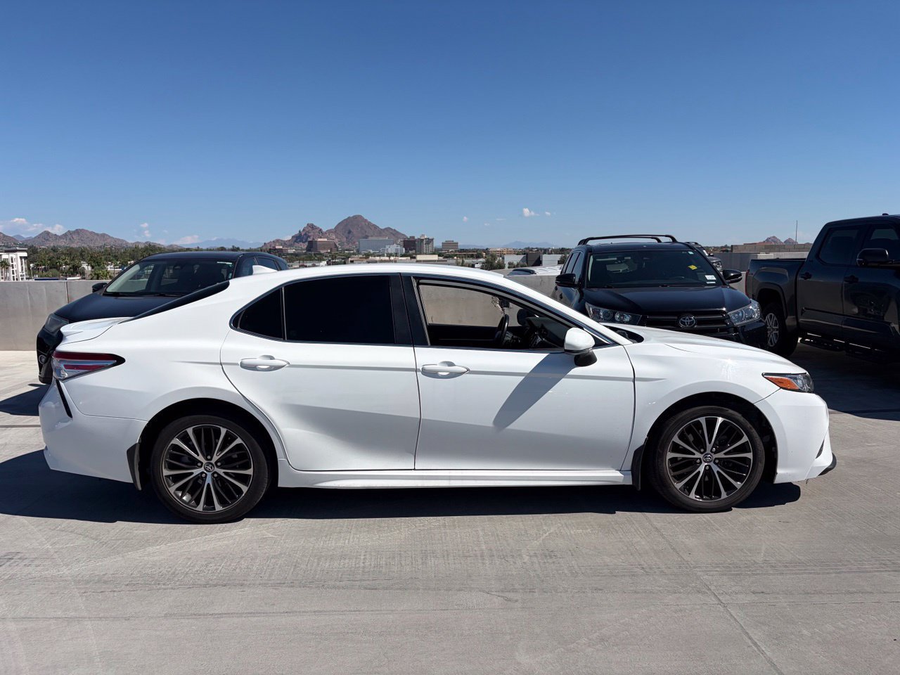 Used 2020 Toyota Camry SE FWD image 3