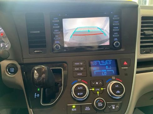 Certified 2020 Toyota Sienna XLE FWD image 17
