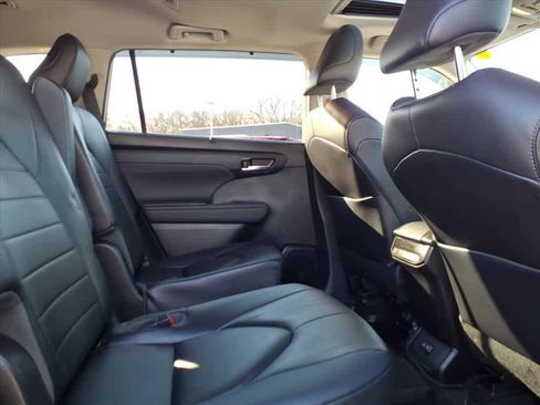 Used 2023 Toyota Highlander XLE image 12