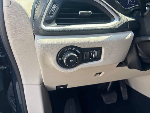 Used 2024 Chrysler Pacifica Limited FWD image 16