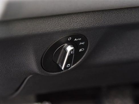 Certified 2025 Volkswagen Jetta SE image 11