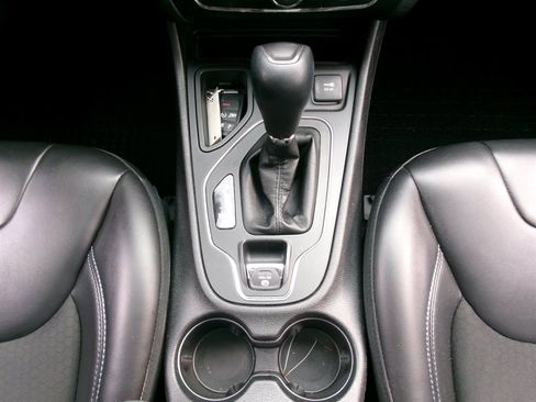 Used 2019 Jeep Cherokee Latitude Plus w/ Comfort/Convenience Group image 42