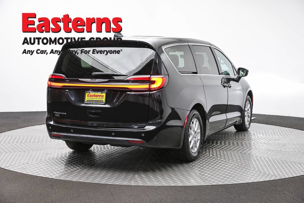 Used 2023 Chrysler Pacifica Touring-L FWD image 6