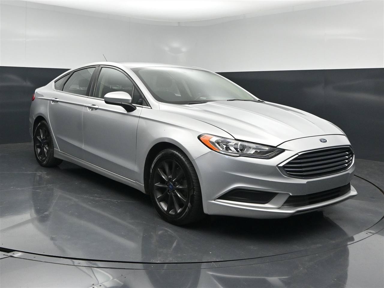 Used 2017 Ford Fusion SE w/ Fusion SE Technology Package FWD image 3