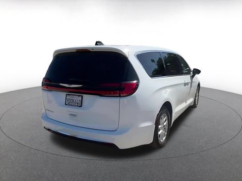 Used 2023 Chrysler Pacifica Touring-L FWD image 14