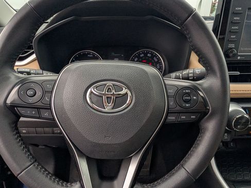 Certified 2021 Toyota RAV4 XLE Premium AWD/4WD image 25