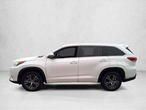 Used 2017 Toyota Highlander LE image 8