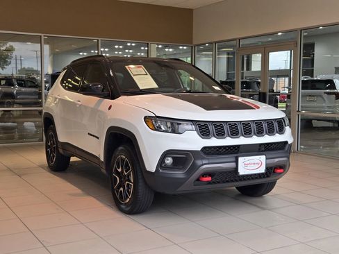 Used 2024 Jeep Compass Trailhawk AWD/4WD image 3